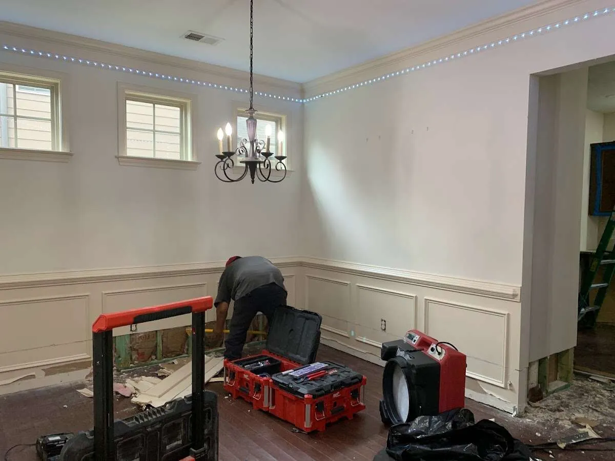 Restoration technician with professional equipment in Geneva